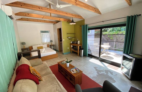 Zilker House | Gorgeous Zilker Guesthouse + Stunning Garden + Private Patio