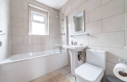 Selhurst House | Stylishly Designed 4BR Maisonette in South Norwood