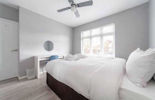 Selhurst House | Stylishly Designed 4BR Maisonette in South Norwood