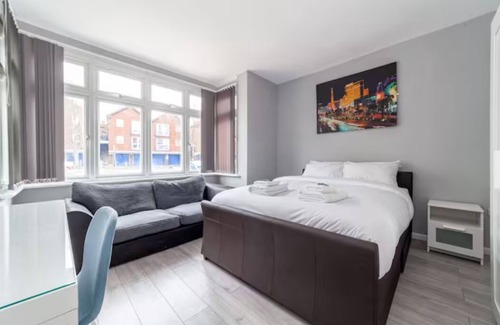 Selhurst House | Stylishly Designed 4BR Maisonette in South Norwood