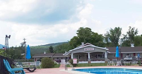 Upper Village Hotel | Oceanfront Getaway at Gorham Motor Inn with Pool & Hot Tub