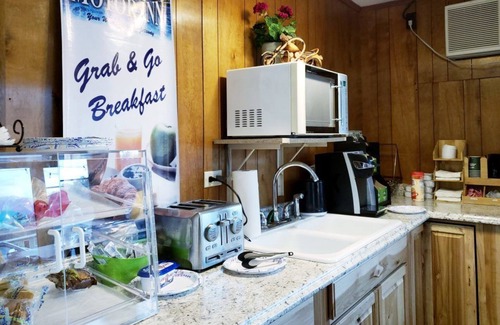 Upper Village Hotel | Comfortable Gorham Motor Inn: Family-Friendly with Pool