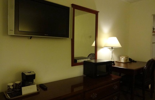 Upper Village Hotel | Comfortable Gorham Motor Inn: Family-Friendly with Pool