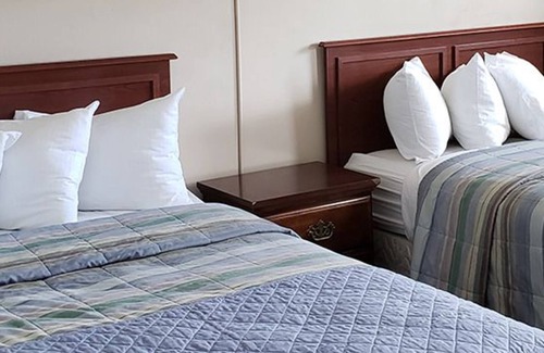 Upper Village Hotel | Comfortable Gorham Motor Inn: Family-Friendly with Pool