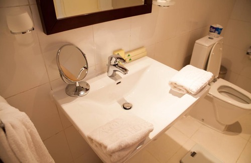 Gisenyi Hotel | Discover Gorillas Lake Kivu Hotel: Family-Friendly Retreat