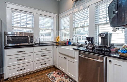 Waco House | Gorman House: Guest Rated 9.6, Steps from Baylor Stadium