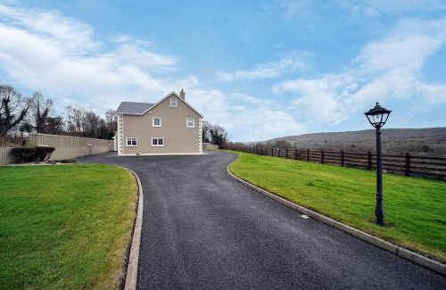 Letterkenny House | Gormley Residence: Exceptional Stay with Kitchen Amenities