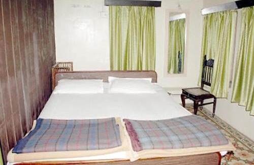 Mathura Hotel | Goroomgo Agra Hotel Mathura Near Yamuna River