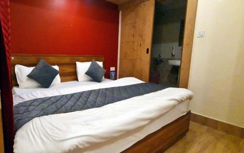 Mallital Hotel | Experience Goroomgo GP Lake View: Guest Rated 9.8 & Oceanfront