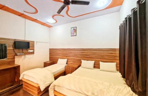 Mathura Hotel | Prime Location at Goroomgo Sangam Palace Guest House