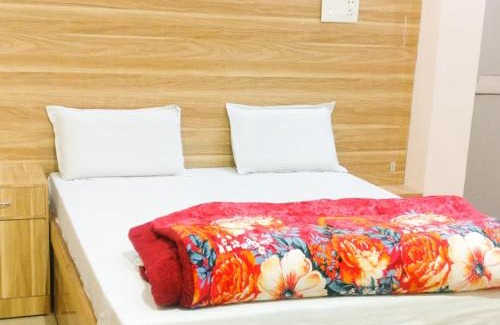 Mathura Hotel | Prime Location at Goroomgo Sangam Palace Guest House