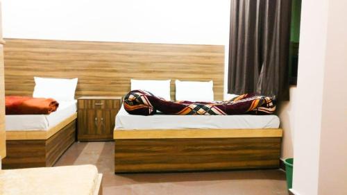 Mathura Hotel | Prime Location at Goroomgo Sangam Palace Guest House