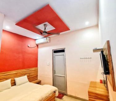 Mathura Hotel | Prime Location at Goroomgo Sangam Palace Guest House