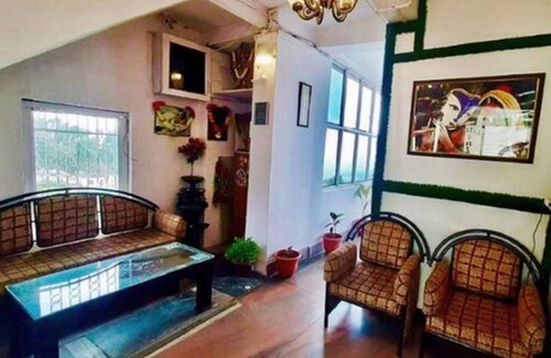 Majkhali Hotel | Discover Goroomgo Tribhuwan in Ranikhet with Breakfast!