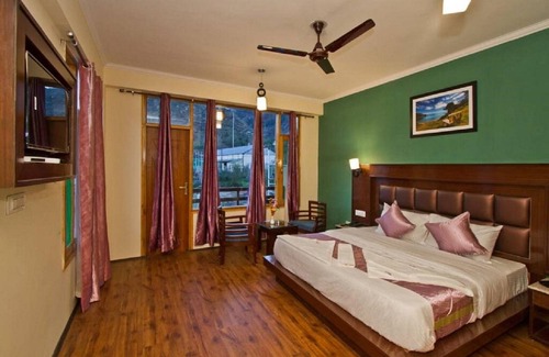 Majkhali Hotel | Discover Goroomgo Tribhuwan in Ranikhet with Breakfast!