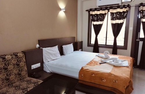 Puri Hotel | Relax at Goroomgo UK Palace Puri Near Sea Beach