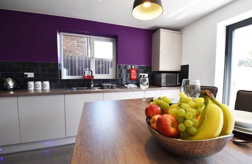 Leicester House | Serene Gorse House: Modern Stay with Garden & Family Amenities