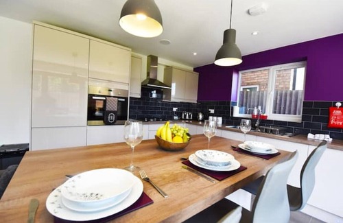 Leicester House | Serene Gorse House: Modern Stay with Garden & Family Amenities