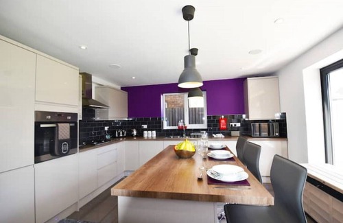 Leicester House | Serene Gorse House: Modern Stay with Garden & Family Amenities