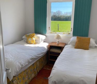 Lasswade House | Pet-Friendly Gorton House and Cottages with Top Amenities