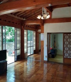 Hail-myeon House | Experience Goseong Choi Pilgan's Old House with Family-Friendly Amenities