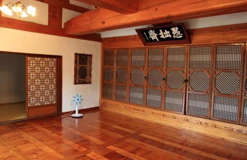 Hail-myeon House | Experience Goseong Choi Pilgan's Old House with Family-Friendly Amenities