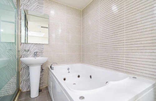 Pokkol Hotel | Eco-Friendly Goseong Zaza: Family Haven with Breakfast