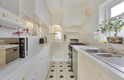 Hillingdon Apartment | Goshawk Gardens: Pet Friendly Getaway with Hot Tub Access