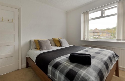 Hillingdon Apartment | Goshawk Gardens: Pet Friendly Getaway with Hot Tub Access