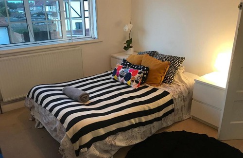 Hillingdon Apartment | Goshawk Gardens: Pet Friendly Getaway with Hot Tub Access