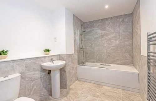 Heswall Apartment | Gospel Heights: Family-Friendly Two-Bed Retreat with Breakfast