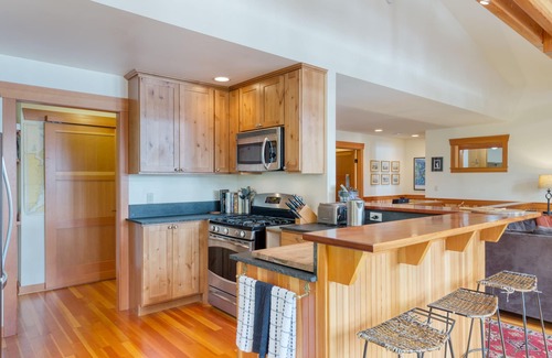 Langley Cabin | Goss Lake Chalet: Exceptional Lakefront Retreat with Dock