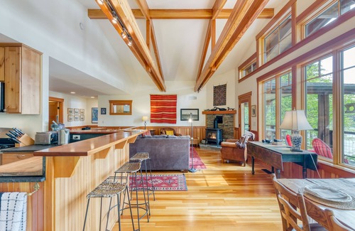 Langley Cabin | Goss Lake Chalet: Exceptional Lakefront Retreat with Dock