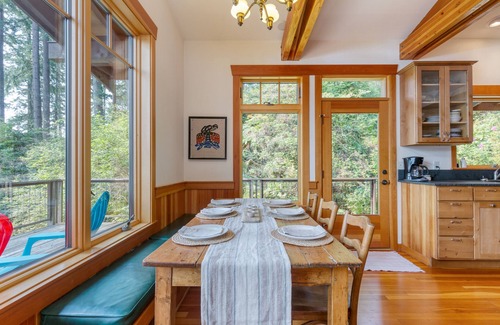Langley Cabin | Goss Lake Chalet: Exceptional Lakefront Retreat with Dock