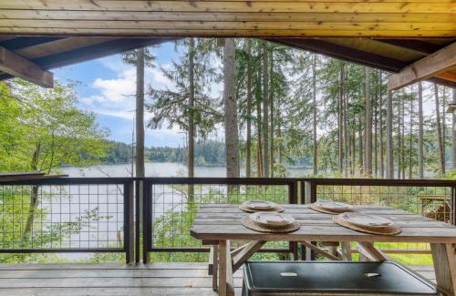 Langley House | Scenic Goss Lake Chalet: Family-Friendly Retreat by the Dock