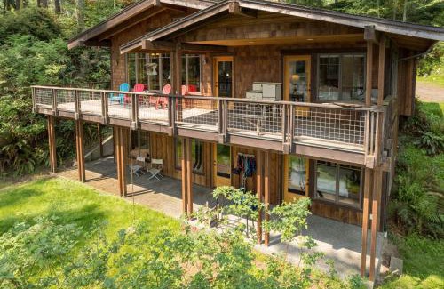 Langley House | Scenic Goss Lake Chalet: Family-Friendly Retreat by the Dock