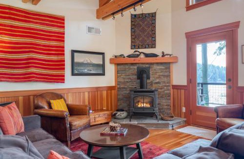 Langley House | Scenic Goss Lake Chalet: Family-Friendly Retreat by the Dock