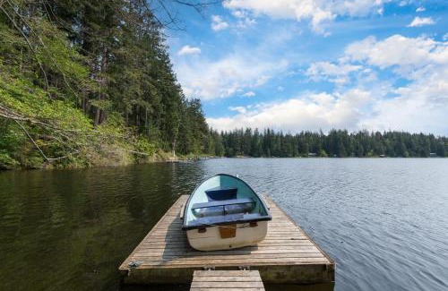 Langley House | Scenic Goss Lake Chalet: Family-Friendly Retreat by the Dock