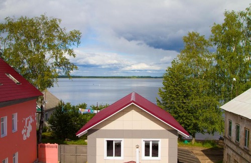 Ostashkov House | Cozy Stay at Gostevoy Dom Beregovaya with Hot Tub & Breakfast