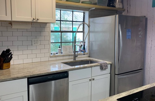 Fairhope House | River House Retreat: Guest Rated 9.8, Pet & Child Friendly!