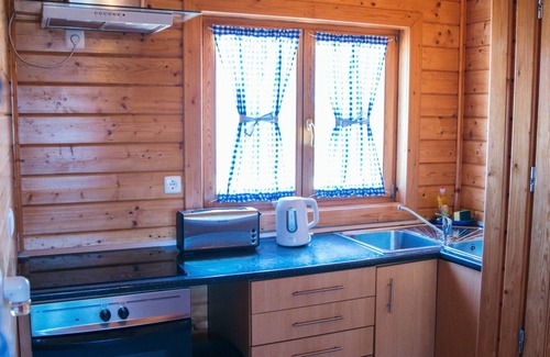 Ponte de Vagos Ski Chalet | Gothes Guest Chalet: Relaxing Retreat with Private Pool & Spa