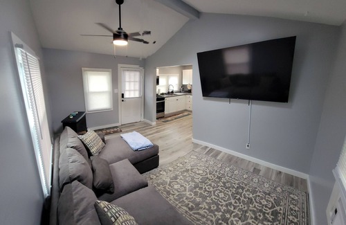 Geneva-on-the-Lake Cottage | GOTL Lovers Chateau Cottage U7