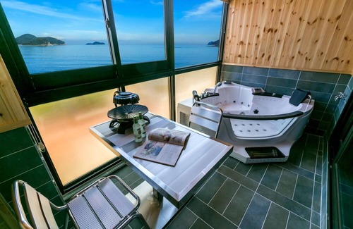 Irun-myeon House | Goun Pension: Family-Friendly Retreat with Breakfast Included