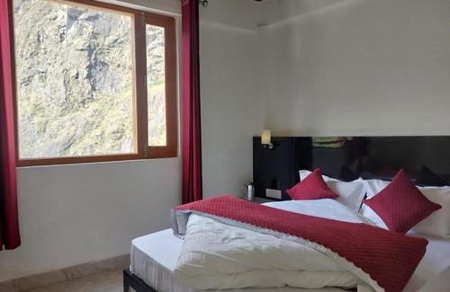 Gobind Dham House | Cozy Gour's Homestay: Family-Friendly Retreat with Kitchen