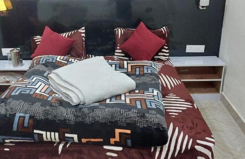 Gobind Dham House | Cozy Gour's Homestay: Family-Friendly Retreat with Kitchen