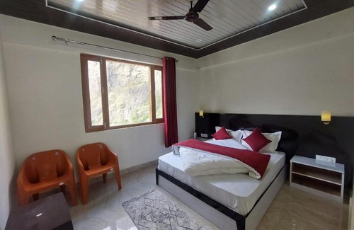 Gobind Dham House | Cozy Gour's Homestay: Family-Friendly Retreat with Kitchen