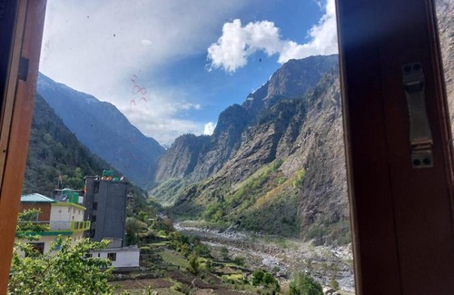 Gobind Dham House | Cozy Gour's Homestay: Family-Friendly Retreat with Kitchen