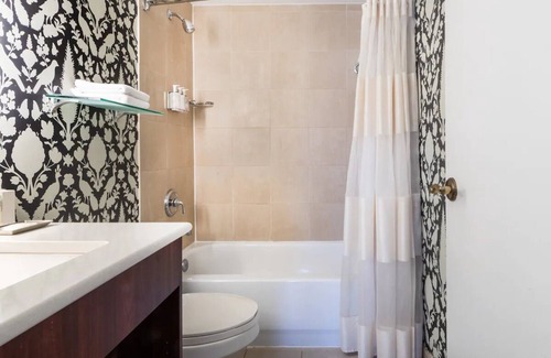 Historic District Hotel | Historic Governor Calvert Inn with Oceanfront Views