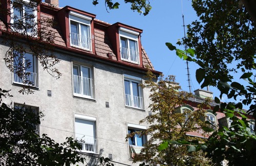 Unterdobling Apartment | Explore GoVienna Studio with Kitchen & Breakfast Options