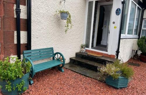 Balloch House | Cozy Gowanlea Guest House: Pet-Friendly & Highly Rated Stay